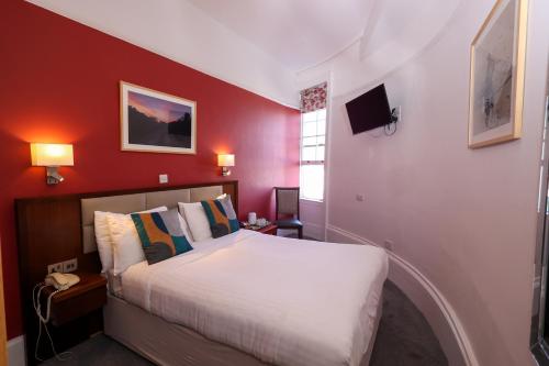 Una cama o camas en una habitación de Manor Hotel