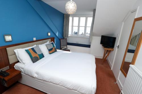 Una cama o camas en una habitación de Manor Hotel