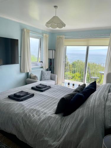 Ένα ή περισσότερα κρεβάτια σε δωμάτιο στο Stunning Charmouth Property with Bay views!