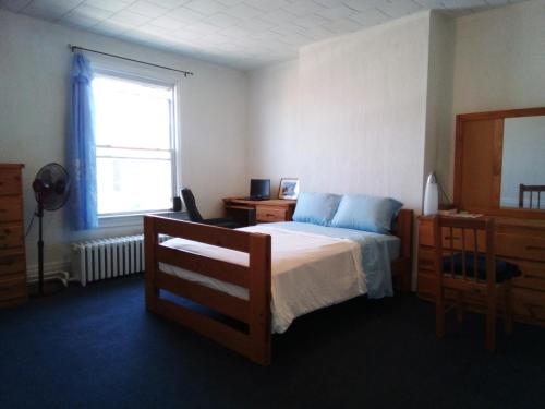 Un dormitorio con una cama y una cómoda y una ventana. en A cozy bedroom for you to relax, en Pittsburgh