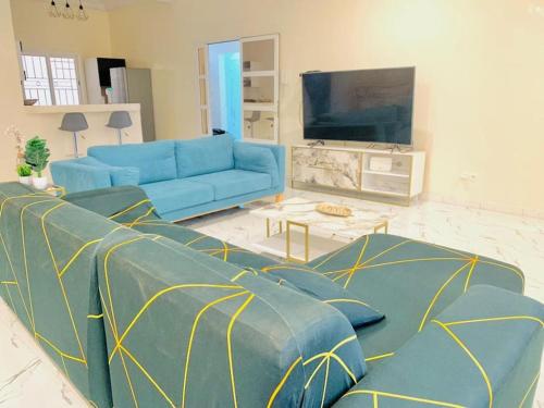 TV a/nebo společenská místnost v ubytování Maison calme avec piscine à Saly