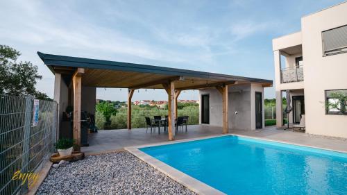Bazén v ubytování Apartment ENJOY BLUE, with pool & pets welcome nebo v jeho okolí