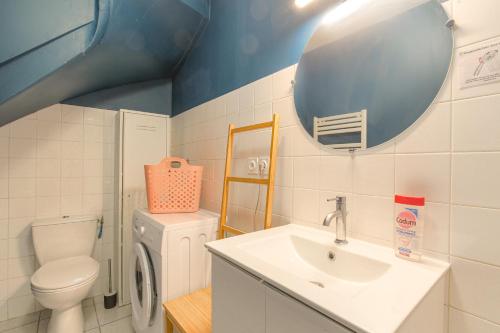 y baño con lavabo, aseo y espejo. en Le Triplex proche CNPE, PIPA, Via Rhôna, en Lagnieu