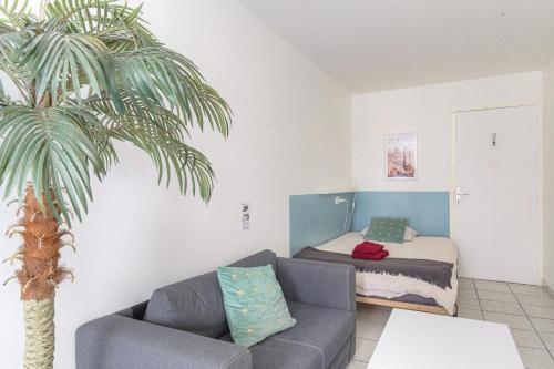sala de estar con sofá y cama en Le Triplex proche CNPE, PIPA, Via Rhôna, en Lagnieu