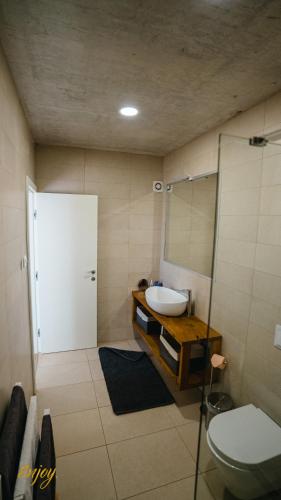 Koupelna v ubytování Apartment ENJOY BLUE, with pool & pets welcome