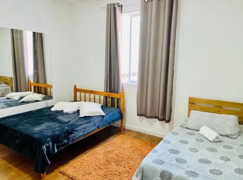 Postel nebo postele na pokoji v ubytování Blue House Central e Aconchegante