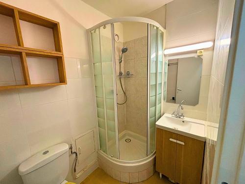 une salle de bain avec une douche, des toilettes et un lavabo dans l'établissement Studio with Panoramic View: Live in Peace!, à Paris