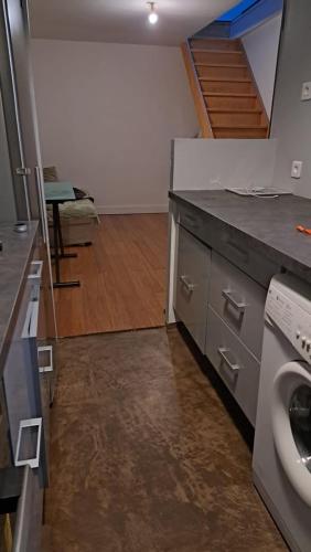 une cuisine avec une machine à laver dans une pièce dans l'établissement Joli 2 pièces - du centre de Paris 12 minutes, aux Lilas