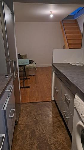 une cuisine avec un comptoir et une chambre dans l'établissement Joli 2 pièces - du centre de Paris 12 minutes, aux Lilas