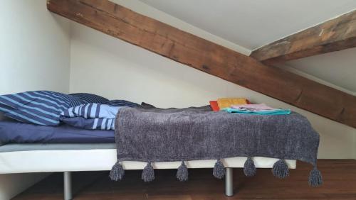 Ein Bett oder Betten in einem Zimmer der Unterkunft Joli 2 pièces - du centre de Paris 12 minutes