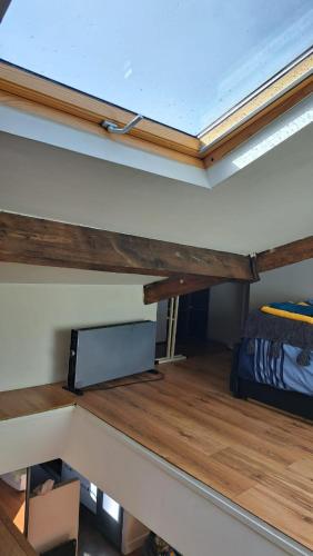 Cette chambre comprend une table et un lit. dans l'établissement Joli 2 pièces - du centre de Paris 12 minutes, aux Lilas