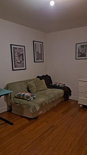 Bett in einem Zimmer mit Holzboden in der Unterkunft Joli 2 pièces - du centre de Paris 12 minutes in Les Lilas