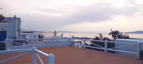 einen Balkon mit Blick auf das Wasser in der Unterkunft Merriam mykonos town in Mykonos Stadt