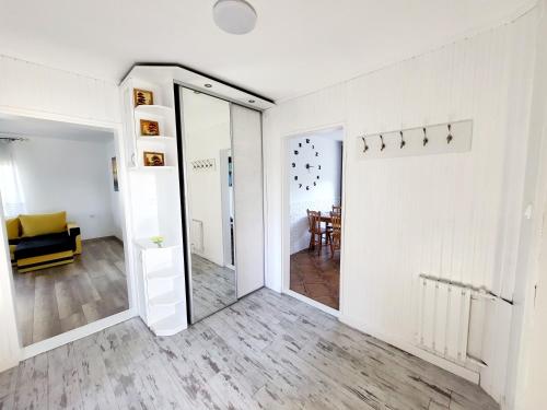 um corredor com um espelho e uma sala de estar em Dom na Błękitnej em Karwieńskie Błoto Pierwsze