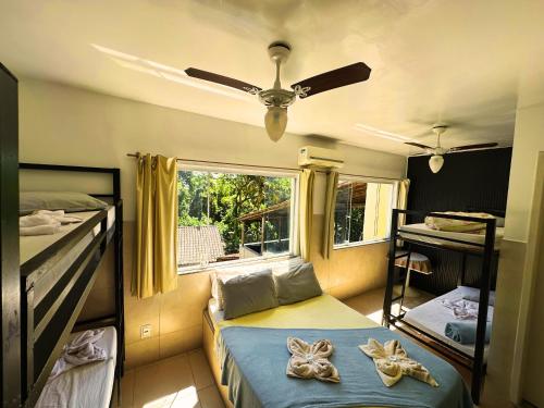 a bedroom with two bunk beds and a window at Mata Virgem Hostel e Pousada in Abraão