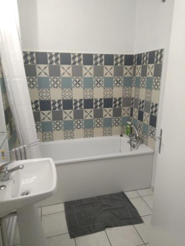 une salle de bain avec une baignoire et un lavabo dans l'établissement Appartement F2 neuf, à Jarville-la-Malgrange