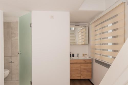 uma casa de banho com um lavatório e um chuveiro em Cozy Residence em Astypalaia