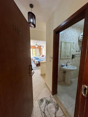 um quarto com uma casa de banho com um lavatório e uma casa de banho em bianco Hotel & Suites em Marsa Matruh