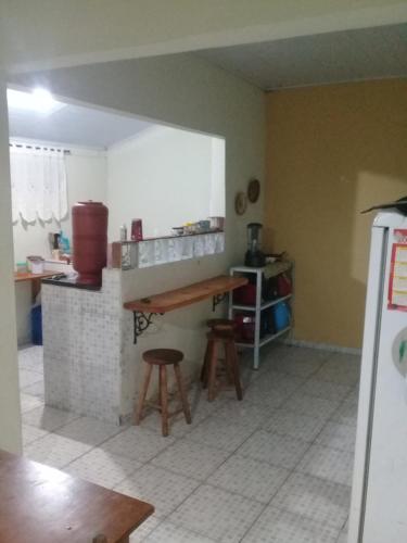 帕薩誇特魯的住宿－Casa Familiar，厨房配有桌子和两张凳子