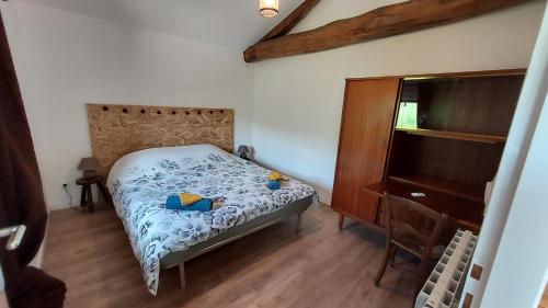- une petite chambre avec un lit et une commode dans l'établissement Gîte Le Grenier de l'Oasis de Chamousset, à Brullioles