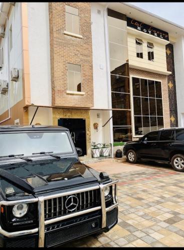 eine vor einem Gebäude geparkt Limousine in der Unterkunft C to C luxury hotel in Enugu