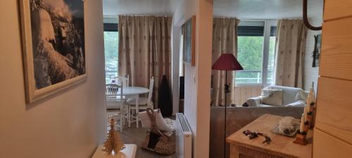 un salon avec une table et une salle à manger dans l'établissement VARS LES CLAUX, à Vars