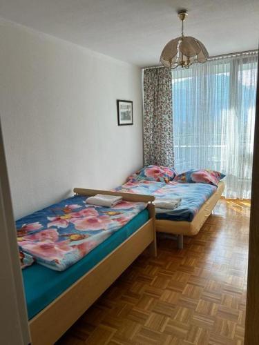 a bedroom with two twin beds and a window at 98, Bergblick, 2 Schlafzimmer, Dusche , WC, Küche, Wohnzimmer in Bad Reichenhall