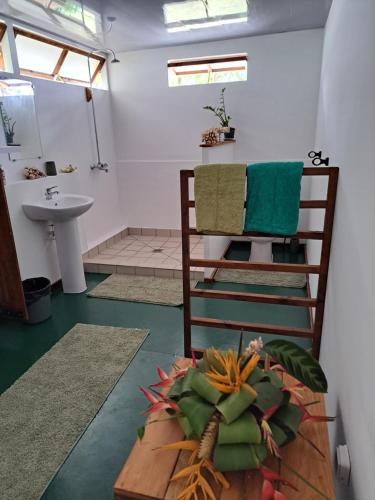 uma casa de banho com um lavatório e um WC em Tifaifai Et Café Huahine em Fare