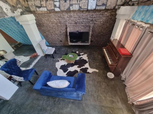 una vista aérea de una sala de estar con sofá y una vaca en Rustiek Hotel en Kasane