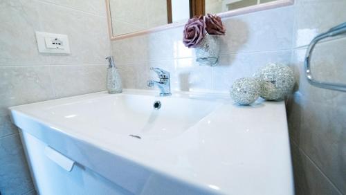 ペスキエーラ・デル・ガルダにあるAppartamento Peschieraのバスルーム(白い洗面台、鏡付)