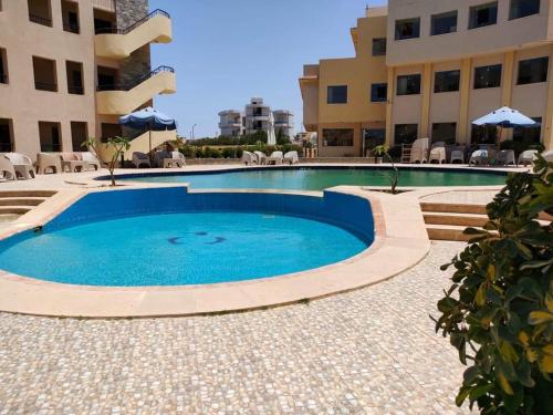 una piscina en medio de un edificio en The View Aqua Park, en Marsa Matruh