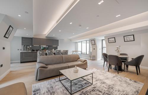 sala de estar con sofá y mesa en Arcadia Residences - Luxury Apartments in Kensington en Londres