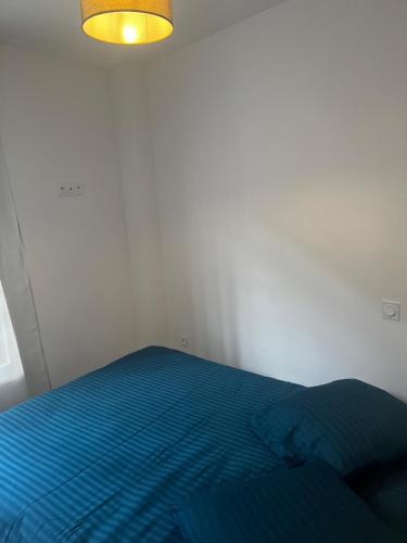 - une chambre avec un lit bleu éclairé dans l'établissement Appartement proche casino monte Carlo, à Beausoleil