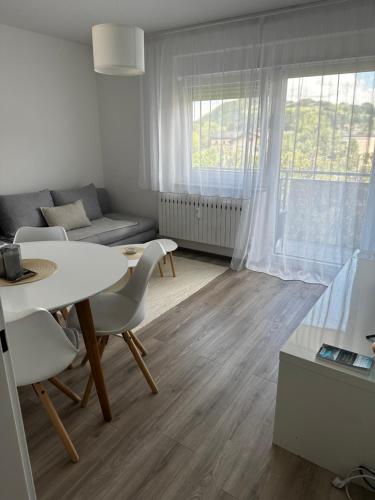 uma sala de estar com uma mesa e cadeiras e um sofá em City Apartment Nord em Salzburgo