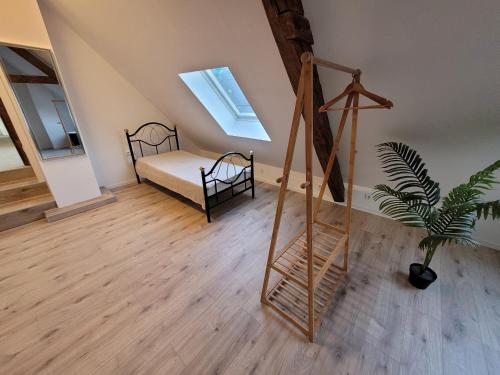 ein Zimmer mit einem Bett und einer Pflanze darin in der Unterkunft Loft Apartment am Bahnhof in Albstadt