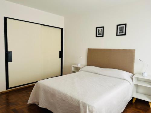 En eller flere senge i et værelse på Departamento confortable centro Wi Fi - cochera opcional