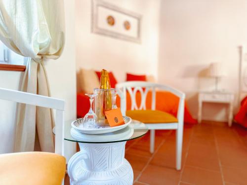 馬拉泰亞的住宿－B&B La Terazza Sul Cielo di Maratea，客厅配有桌椅