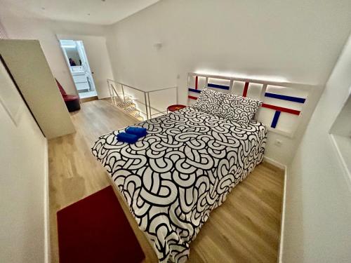 a bedroom with a black and white bed in a room at Oporto Blue Boavista - Deluxe City Center Duplex in Porto