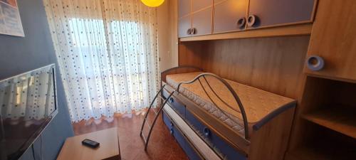 a small room with a bunk bed in a room at La finestra sul mare in Madonna della Pace