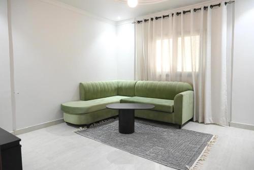 Ruang duduk di Vatoran Apartments Khalidiyah