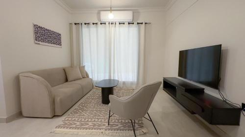 Televisyen dan/atau pusat hiburan di Vatoran Apartments Khalidiyah