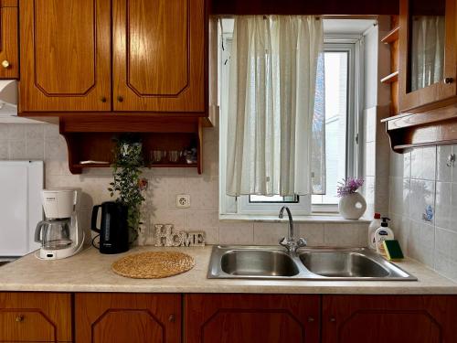 Spacious Stay in Town, with Balcony - El Greco Apartments No 3