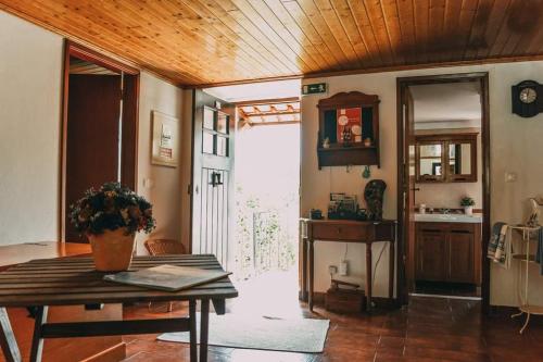 sala de estar con mesa y cocina en Casa da Milharica en Figueiró dos Vinhos