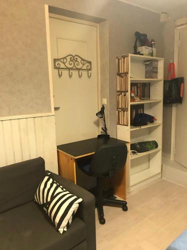 un salon avec un bureau et une chaise dans l'établissement Chez Bibi, à Neuilly-sur-Marne