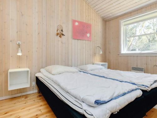 1 dormitorio con 1 cama grande en una habitación en Holiday Home Skovbrynet II, en Odde