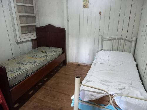 a small room with a bed and a window at Cabana de pesca e lazer Represa Usina Mafra sc in Mafra