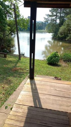a wooden walkway with a view of a body of water at Cabana de pesca e lazer Represa Usina Mafra sc in Mafra