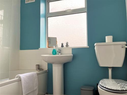 Ванная комната в Ancaster House - Driveway - Wifi