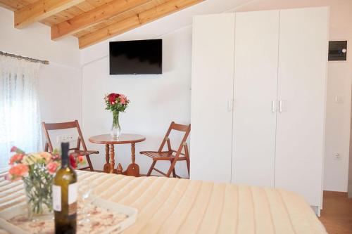 TV a/nebo společenská místnost v ubytování Nana's Guesthouse
