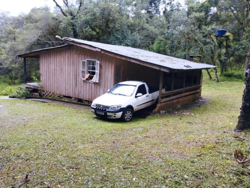 a car parked in front of a small building at Cabana de pesca e lazer Represa Usina Mafra sc in Mafra